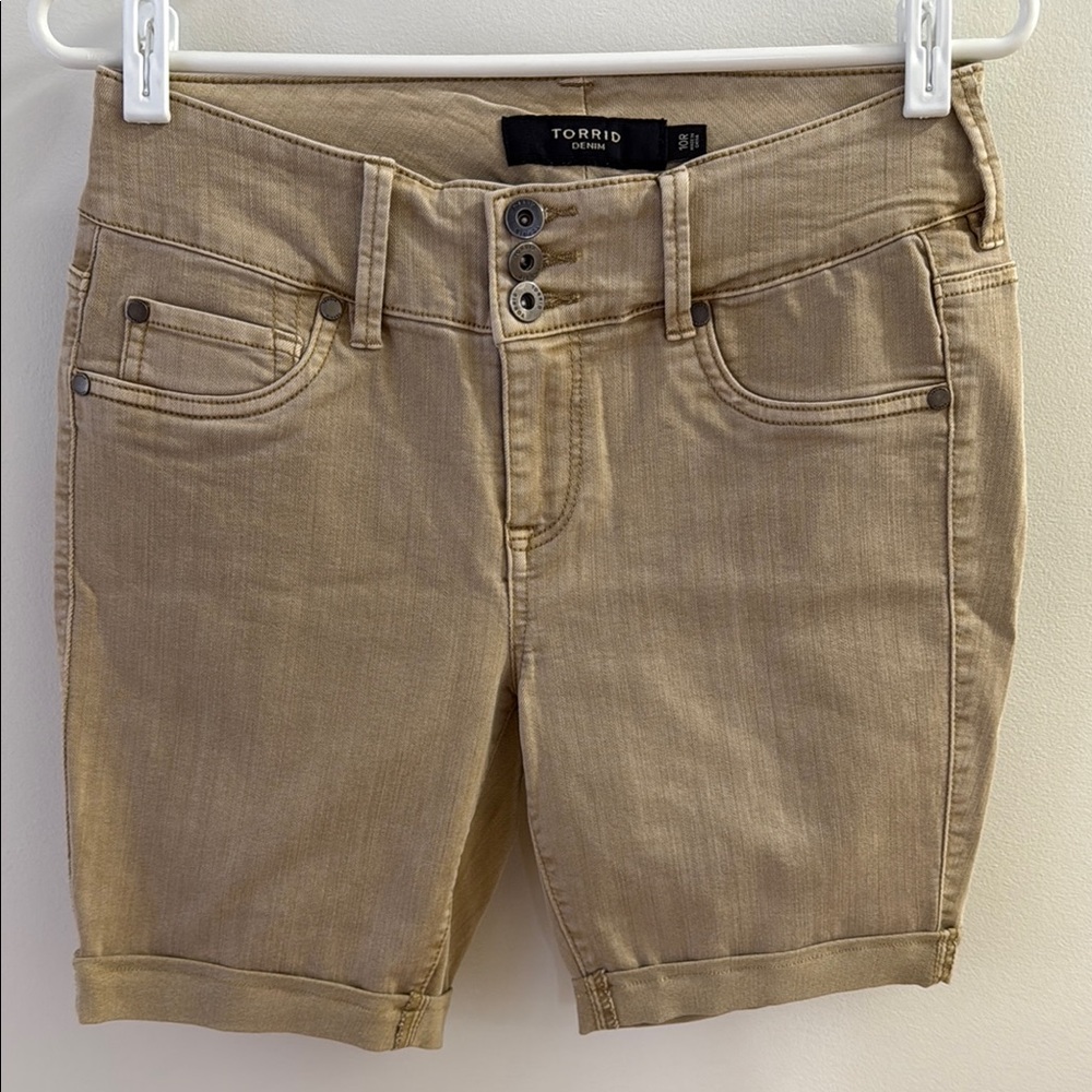Torrid Women’s Tan Bermuda Shorts Mid-Rise Stretch  Size 10R See Measurements